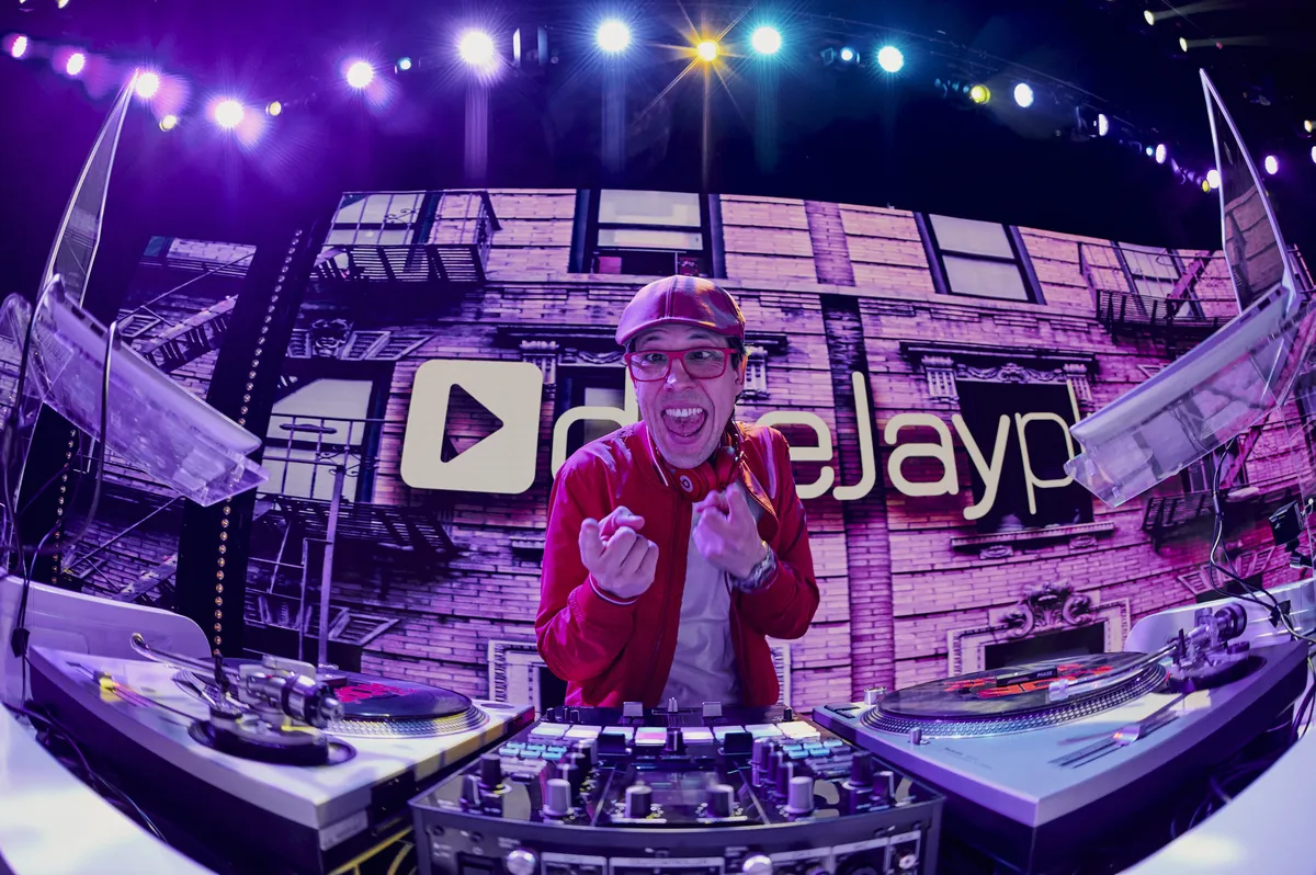 Deejay Plus bei den hybriden BrandEx Awards 2022.